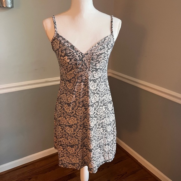 Marilyn Monroe Black and White Paisley Robe & Slip Gown - Medium - Picture 2 of 8